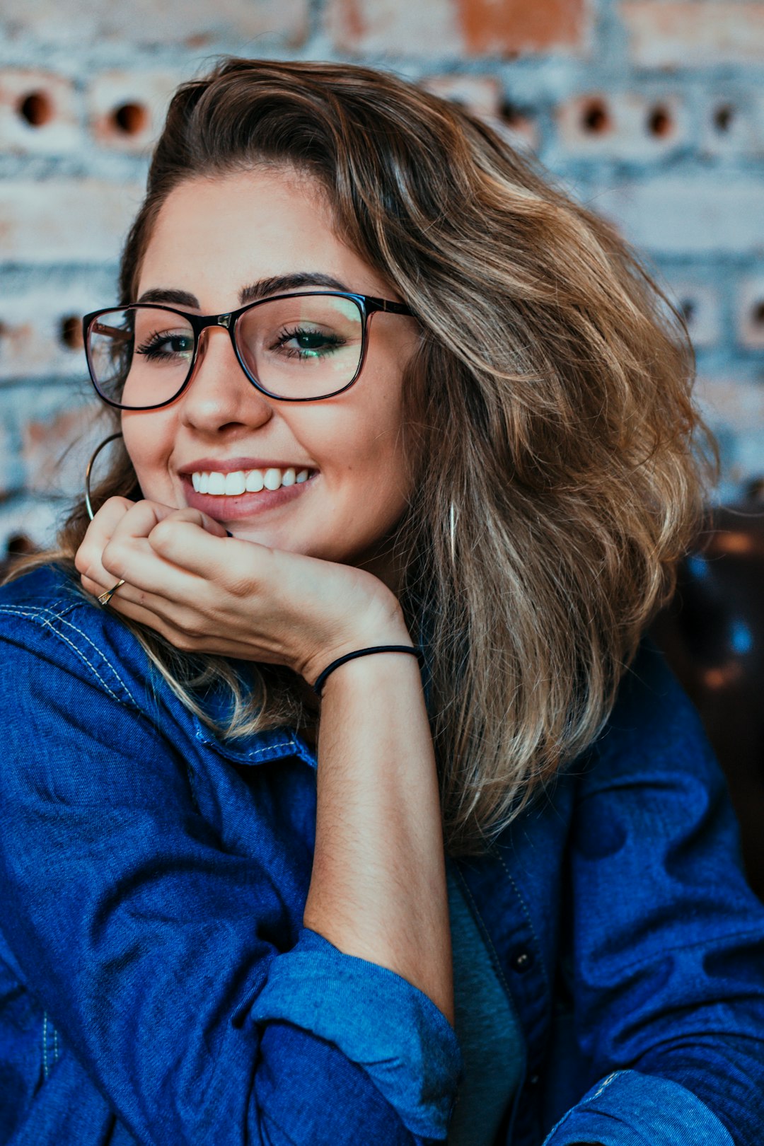 Persona con gafas en su día a día