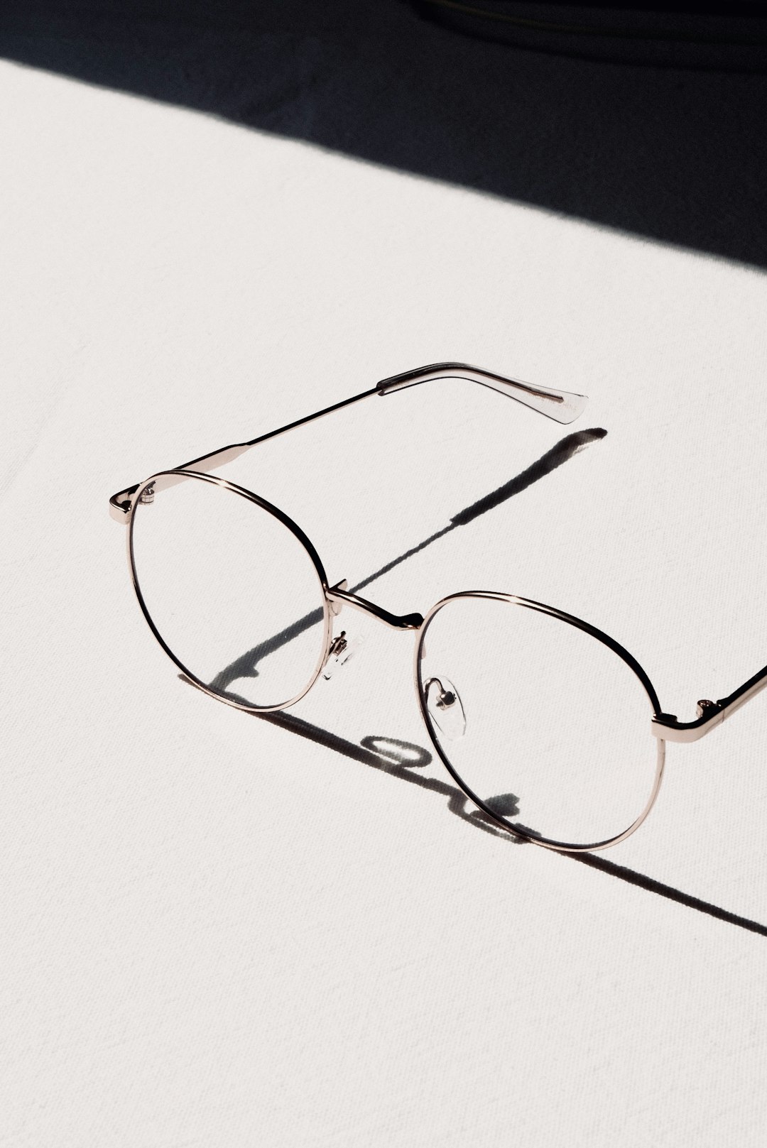 Retrato con gafas discretas
