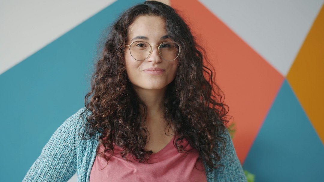 Retrato con gafas de estilo creativo